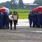 Jenazah korban jatuhnya helikopter NBO-105 milik Polri di perairan Manggar, Belitung Timur, Provinsi Kepulauan Bangka Belitung, tiba di Markas Polairud, Pondok Cabe, Tangerang Selatan, Rabu (30/11/2022). Jenazah Co Pilot Briptu M Lasminto dan Bripda Bripda M Chairul Anam rencananya akan dimakamkan di Serang dan Magetan. (merdeka.com/Arie Basuki)