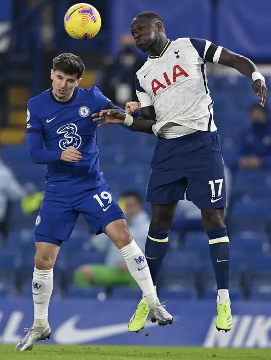 Gelandang Chelsea, Mason Mount berebut bola dengan gelandang Tottenham Hotspur, Moussa Sissokopada pekan ke-10 Liga Inggris 2020/2021 di Stamford Bridge, Minggu (29/11/2020). Derby London antara Tottenham Hotspur kontra Chelsea berakhir imbang tanpa gol. (Justin Tallis/Pool via AP)