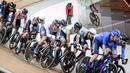 Tim balap Sepeda Indonesia, Terry Yudha Kusuma (atas) tereliminasi saat berkompetisi pada nomor elimination race putra UCI Track Nations Cup 2023 di Jakarta International Velodrome, Rawamangun, Jakarta, Minggu (26/02/2023). (Bola.com/Bagaskara Lazuardi)