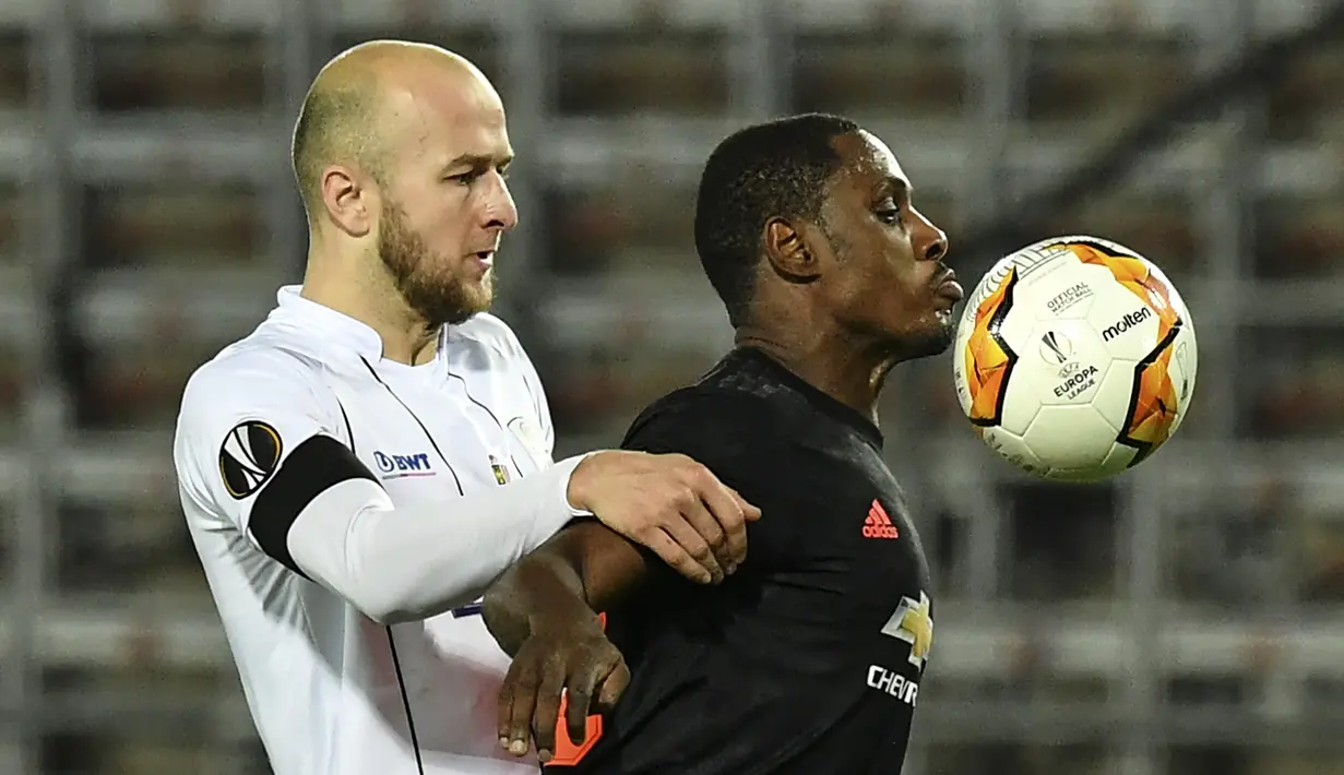 Striker Manchester United, Odion Ighalo, berebut bola atas dengan pemain LASK pada leg pertama 16 besar Liga Europa di Linzer Stadion, Linz, Austria, Jumat (13/3). Manchester United menang telak 5-0 atas LASK. (AP/Kerstin Joensson)