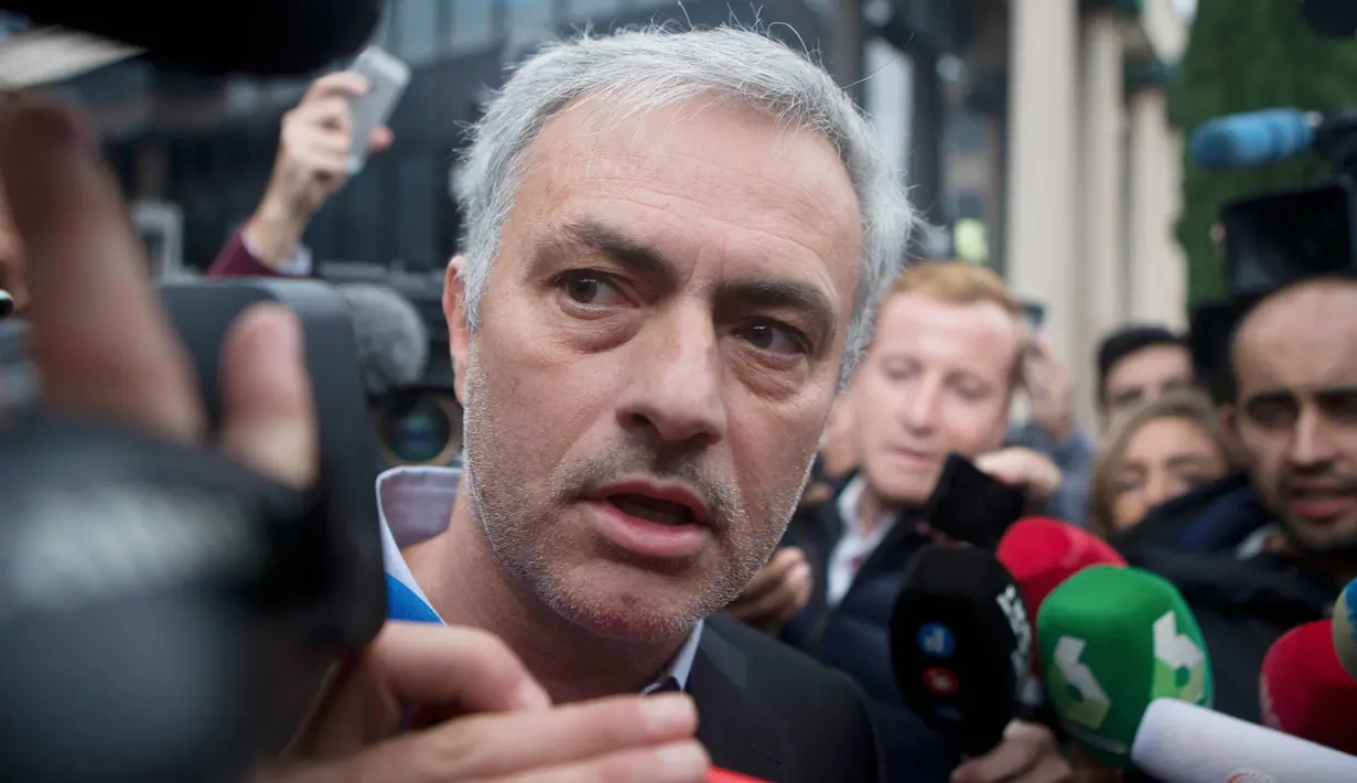 Ekspresi Pelatih Manchester United, Jose Mourinho saat meninggalkan gedung pengadilan di Madrid, Spanyol, (3/11). Mourinho dipanggil oleh pengadilan Madrid atas tuduhan pengelapan pajak. (AP Photo / Paul White)