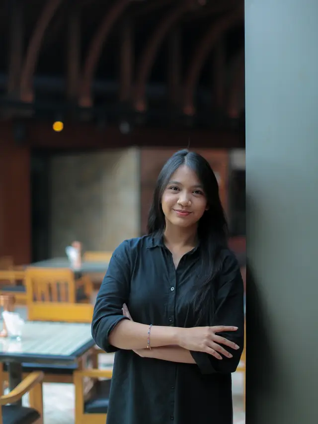 wanita mei bersedekap