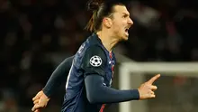 Penyerang PSG, Zlatan Ibrahimovic melakukan selebrasi usai mencetak gol kegawang Chelsea pada leg pertama Babak 16 besar Liga Champions di Parc des Princes, Paris, Rabu (17/2). PSG menang atas Chelsea dengan skor 2-1. (Reuters/Gonzalo Fuentes)