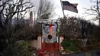 Bendera Amerika Serikat (AS) dan dekorasi Natal terlihat di sisa-sisa rumah setelah terjadinya Kebakaran Palisades di Pacific Palisades, California, pada 8 Januari 2025. (AGUSTIN PAULLIER/AFP)