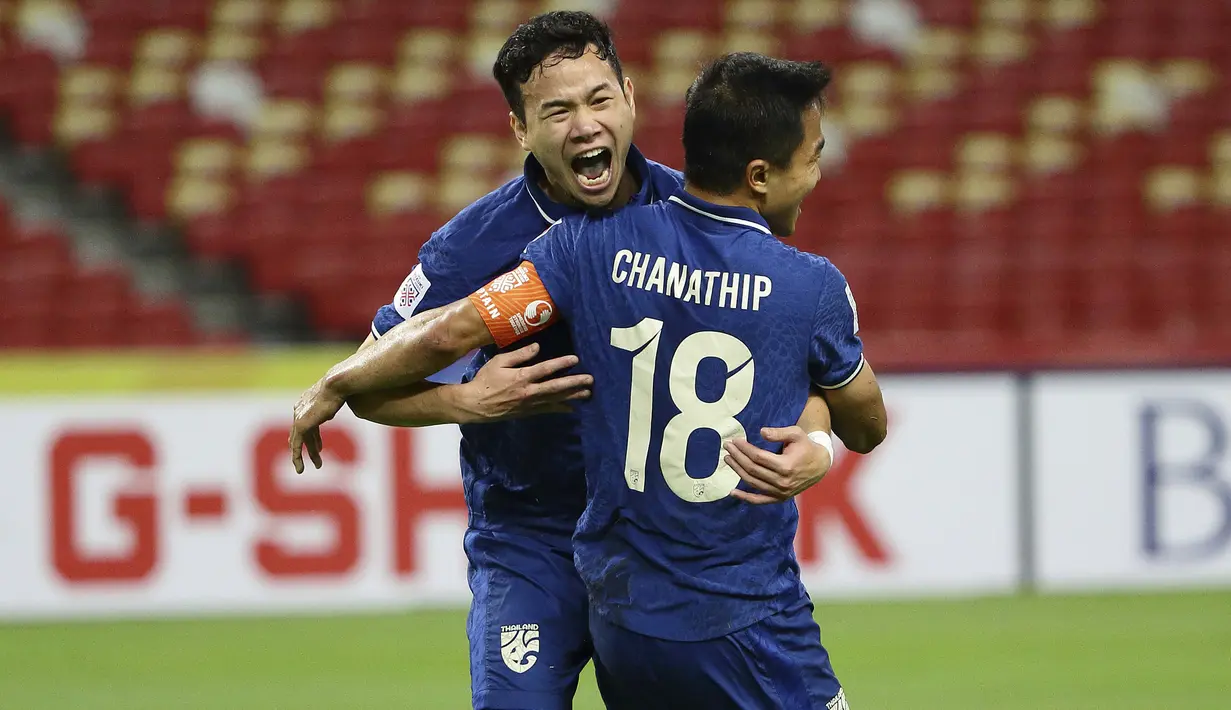Thanawat Suengchitthawon. Gelandang serang Thailand berusia 19 tahun yang bermain bersama Leicester City U-23 ini mempunyai visi bermain dan kemampuan individu yang aduhai di lini tengah. Meski berpostur mungil, hal itu dijadikan kelebihan untuk bergerak lincah. (AP/Suhaimi Abdullah)