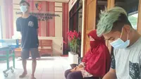 Sebuah video bagi-bagi uang Rp100 ribu viral di media sosial, pelaku mengaku hanya bercanda, namun pihak berwajib masih menahan tiga orang pelaku yang kini masih menjalani interogasi di Bawaslu Tuban. (Liputan6.com/ Ahmad Adirin)