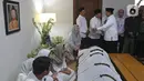 Menteri Pertahanan Prabowo Subianto tiba untuk melayat KH Salahuddin Wahid atau Gus Sholah di rumah duka, Tendean, Jakarta, Senin (3/2/2020). Gus Sholah akan dimakamkan bersebelahan dengan Abdurahman Wahid atau Gus Dur di Pondok Pesantren Tebuireng Jombang. (Liputan6.com/Herman Zakharia)
