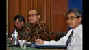 Juru bicara Kemenlu, Arrmanatha Nasir (tengah) memberikan pernyataan di Gedung Pancasila, Jakarta, Senin (19/1/2015). Pernyataan diberikan terkait sikap pemerintah Indonesia terkait penarikan Dubes Brasil dan Belanda. (Liputan6.com/Miftahul Hayat)