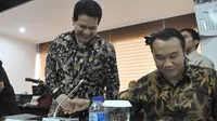 Ketua KPU, Husni Kamil Manik (kiri) saat menghadiri rapat dengan DPR di Gedung Nusantara III Kompleks Parlemen, Senayan, Jakarta, Senin (4/5/2015). (Liputan6.com/Andrian M Tunay)