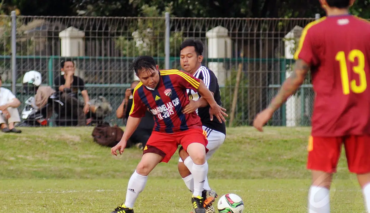 Pemain depan Paski-Man FC, Beddu (tengah) berebut bola dengan Augie Fantinus (Selebriti FC) saat berlaga di turnamen Agum Gumelar Cup di Lapangan C Senayan, Jakarta (9/1/2015). Paski-Man FC unggul 1-0 atas Selebrity FC. (Liputan6.com/Helmi Fithriansyah)