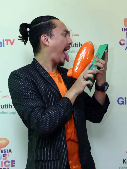 Melihat kesibukan sang istri, Omesh juga tidak tinggal diam begitu saja. Sebagai suami, ia ingin selalu membantu dan berbagi tugas dengan istrinya. Omesh berbagi tugas untuk mengurus si sulung. (Nurwahyunan/Bintang.com)