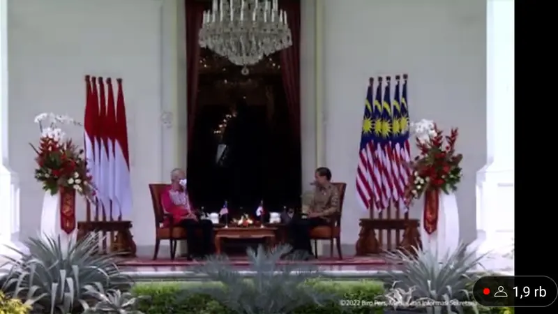 Perdana Menteri Malaysia Ismail Sabri Yaakob berkunjung ke Istana Merdeka, Jakarta. Kedatangannya disambut hangat Presiden Joko Widodo atau Jokowi.