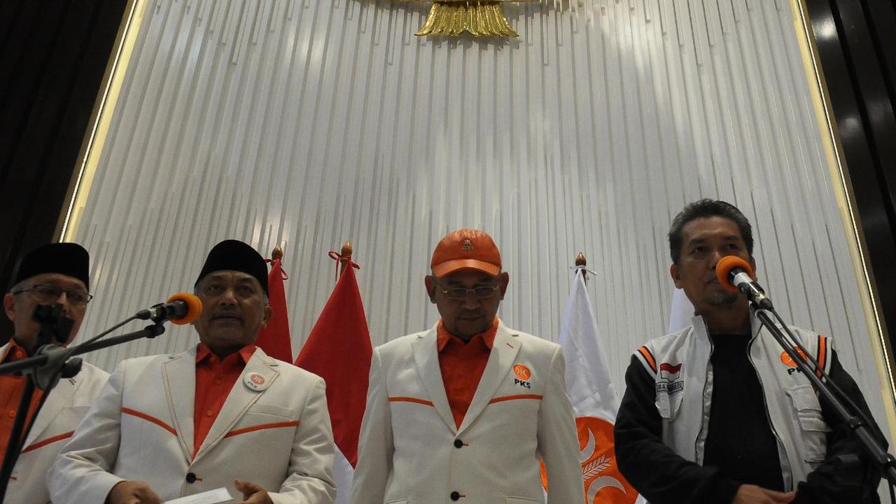 "Tapi kita terus mengimbau PKS akan terus berdialog dengan Demokrat untuk marilah kita merajut kembali, jika masih memungkinkan koalisi perubahan untuk persatuan ini saya kira dalam pertimbangan itu bisa dipahami ya,"<br>