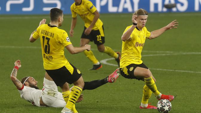 Nemanja Gudelj dari Sevilla, berduel dengan Erling Haaland dari Dortmund selama laga Liga Champions, babak 16 besar di stadion Ramon Sanchez Pizjuan di Seville, Spanyol, Rabu, 17 Februari 2021. ( Foto AP / Angel Fernandez)