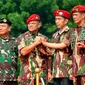 Presiden Joko Widodo menerima penyematan baret dan brevet Tentara Nasional Indonesia (TNI), Jakarta, Kamis (16/4/2015). Presiden Jokowi diangkat sebagai warga kehormatan Pasukan khusus TNI di Markas Besar TNI Cilangkap (Liputan6.com/Yoppy Renato)