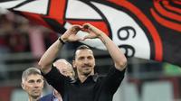 Striker AC Milan, Zlatan Ibrahimovic, saat mengucapkan salam perpisahan di depan pendukung Rossoneri di San Siro setelah pertandingan terakhir Serie A Liga Italia musim 2022/2023, Senin (5/6/2023) dini hari WIB. (AP Photo/Antonio Calanni)