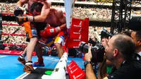 Fotografer mengabadikan pertarungan Manny Pacquiao dengan Jeff Horn di Suncorp Stadium, Brisbane, Minggu (2/7/2017). Pacquiao kalah angka telak. (AFP/Patrick Hamilton)