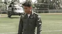 Pangeran Brunei Darussalam Abdul Mateen berseragam militer. (Instagram/@tmski)