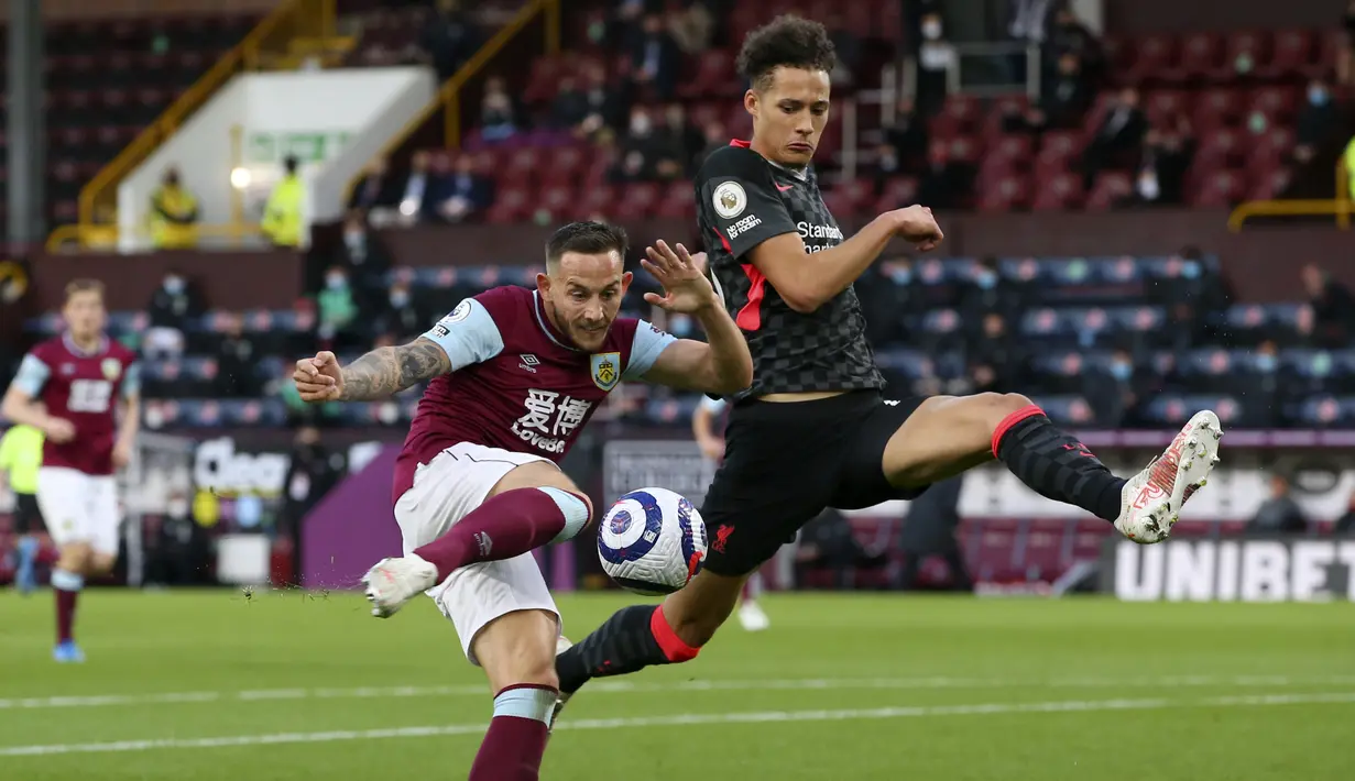 Gelandang Burnley, Josh Brownhill bersaing dnegan bek Liverpool, Rhys Williams pada pekan ke-37 Liga Inggris di Stadion Turf Moor, Kamis (20/5/2021) dini hari WIB. Liverpool sukses menembus empat besar klasemen Liga Inggris setelah menang telak 3-0 atas Burnley. (Alex Livesey/Pool via AP)