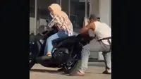 Video tukang parkir yang terlihat sedang merampok seorang wanita jadi viral di media sosial. Usut punya usut ternyata cuma konten untuk tugas kuliah. (Instagram @fakta.indo)