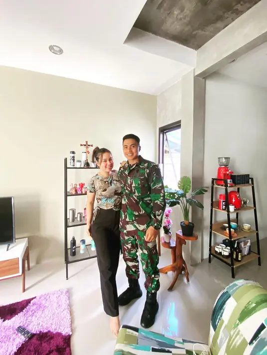 Bersama sang kekasih, Aprilio Manganang juga terlihat keren saat memakai seragam dinas kebanggaannya. (FOTO: instagram.com/manganang92/)