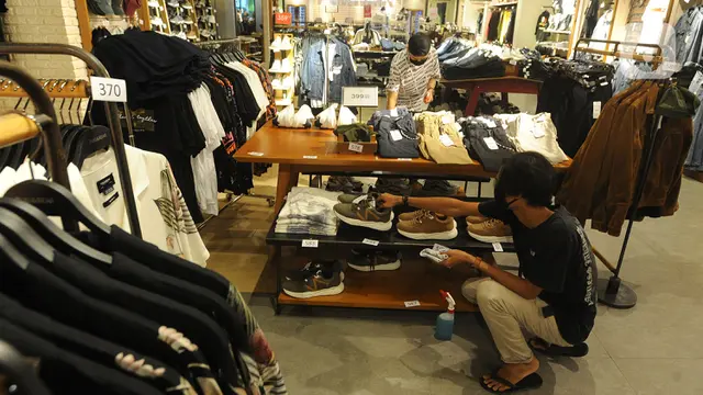 FOTO: Kesibukan Pekerja Mal Jelang New Normal di Jakarta