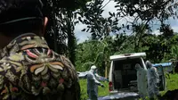 Proses pemakaman jenasah pasien positif Covid-19 di Desa Wusa, Kabupaten Minahasa Utara.