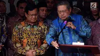 Ketum Partai Demokrat Susilo Bambang Yudhoyono atau SBY (kanan) didampingi Ketum Partai Gerindra Prabowo Subianto (kiri) memberi keterangan usai bertemu di Jakarta, Senin (30/7). Demokrat mengusung Prabowo sebagai capres 2019. (Liputan6.com/JohanTallo)