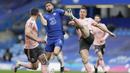Striker Chelsea, Olivier Giroud (tengah) berebut bola dengan bek Sheffield United, Phil Jagieka dalam laga perempatfinal Piala FA 2020/2021 di Stamford Bridge, London, Minggu (21/3/2021). Chelsea menang 2-0 atas Sheffield United. (AP/Kirsty Wigglesworth)