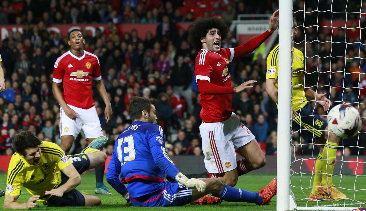 Pemain Manchester United, Marouane Fellaini berusaha mencetak gol ke gawang Middlesbrough pada laga Piala Liga Inggris di Stadion Old Trafford, Inggris, Rabu (28/10/2015). (Action Images via Reuters/Jason Cairnduff)