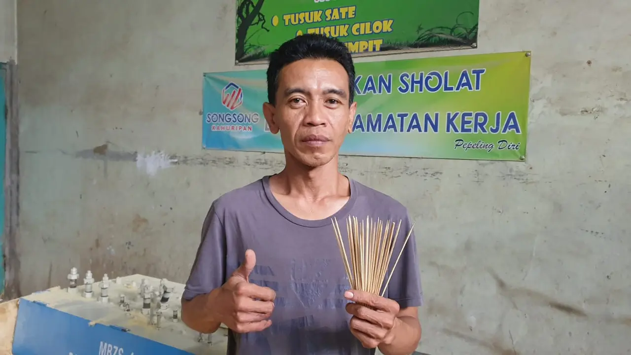 Budi Hermawan, 43 tahun, mantan guru hinorer di Garut, Jawa Barat, yang sukses banting setir menjadi pengusaha tusuk sate beromset puluhan juta setiap bulan.