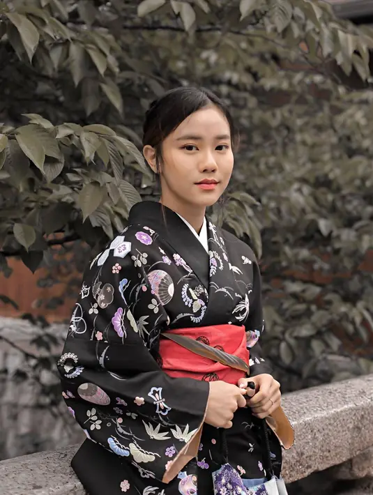 Liburan ke Jepang memang kurang rasanya bila belum berfoto mengenakan kimono. Pakaian yang merupakan bagian dari budaya Jepang ini memang selalu menarik perhatian para wisatawan. Cukup banyak selebriti Indonesia yang liburan ke Jepang sambil mengabadikan momen mengenakan baju kimono.(Liputan6.com/IG/@jessicajane99)