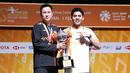 Moh. Zaki Ubaidillah (kanan) bersama pelatih tunggal putra Indonesia, Indra Wijaya di podium juara Thailand Masters 2026 yang berlangsung di Stadion Nimibutr, Bangkok, Thailand, Minggu (1/2/2026) sore WIB. (Dok. PBSI)