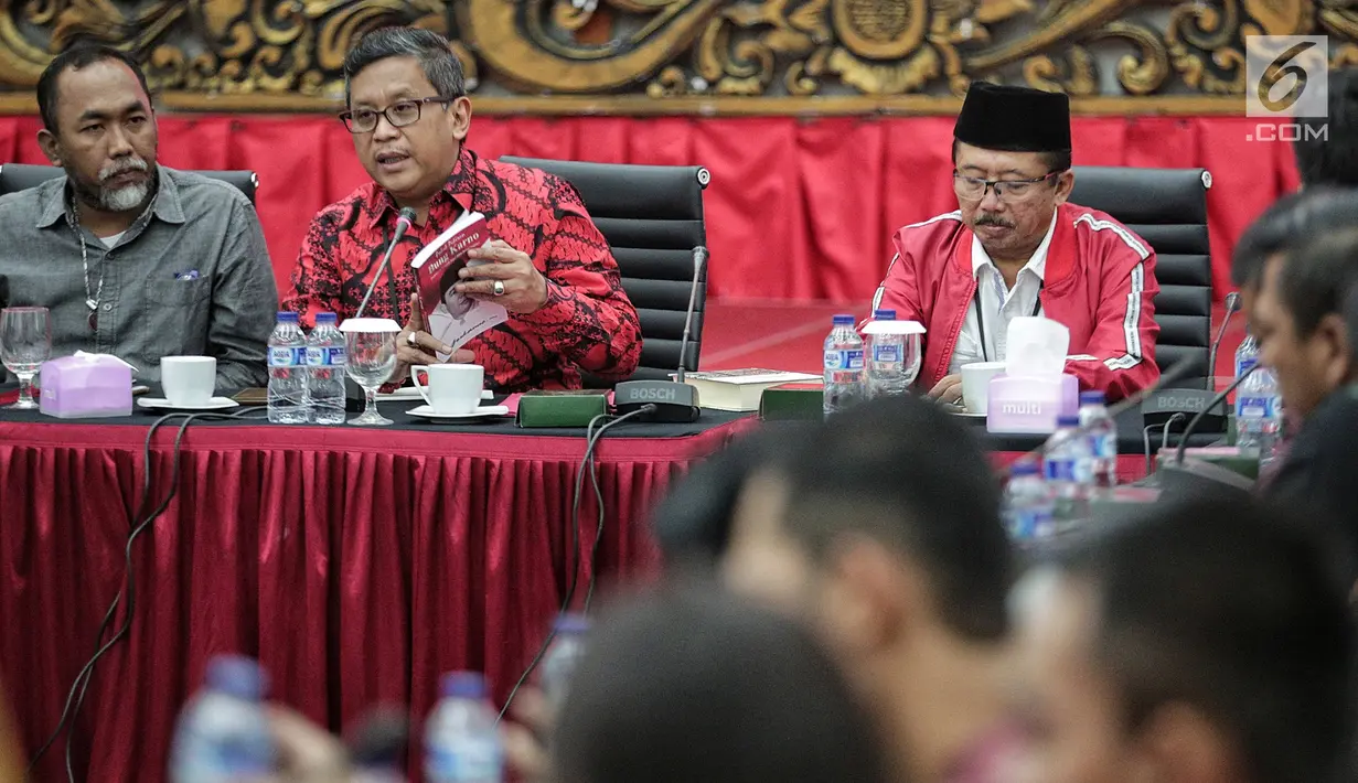 Sekjen PDIP Hasto Kristiyanto memberi keterangan saat menerima Pasukan Adat Nusantara Indonesia (PANI) di Kantor Pusat PDIP, Menteng, Jakarta, Rabu (13/2). PANI menyatakan bahwa permintaan itu adalah panggilan jiwa mereka. (Liputan6.com/Faizal Fanani)