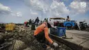 Petugas kebersihan membersihkan sampah laut di Pelabuhan Kali Adem, Jakarta, Senin (1/1). Banyaknya sampah plastik dibandingkan ikan yang gagal dikelola dengan baik membuat limbah yang mengakibatkan laut tercemar.  (Liputan6.com/Faizal Fanani)