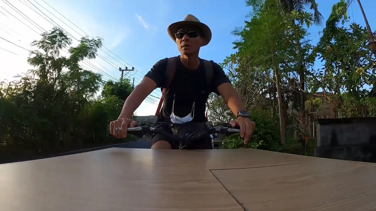 Ketut Mayong Menuju Lokasi Jualan