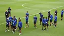 Para pemain Atalanta berjalan usai mengecek stadion Da Luz di Lisbon, Selasa (11/8/2020).  Atalanta akan bertanding melawan PSG pada perempat final Liga Champions di stadion Da Luz, Lisbon, Portugal. (Rafael Marchante/Pool via AP)