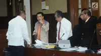 Ketua Komisi II DPR RI 2009-2014, Chairuman Harahap (kiri) bersama terdakwa dugaan korupsi proyek e-KTP, Setya Novanto saat jeda persidangan di Pengadilan Tipikor, Jakarta, Kamis (1/2). (Liputan6.com/Helmi Fithriansyah)