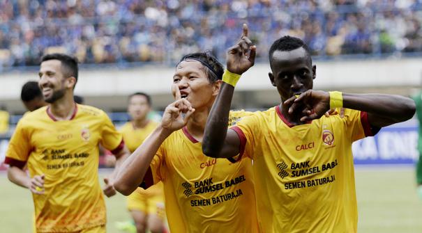 Pemain Sriwijaya FC, Konate Makan dan Adam Alis, melakukan selebrasi usai membobol gawang PSMS pada laga Piala Presiden di Stadion GBLA, Bandung, Jumat (26/1/2018). Sriwijaya FC menang 2-0 atas PSMS. (Bola.com/M Iqbal Ichsan)
