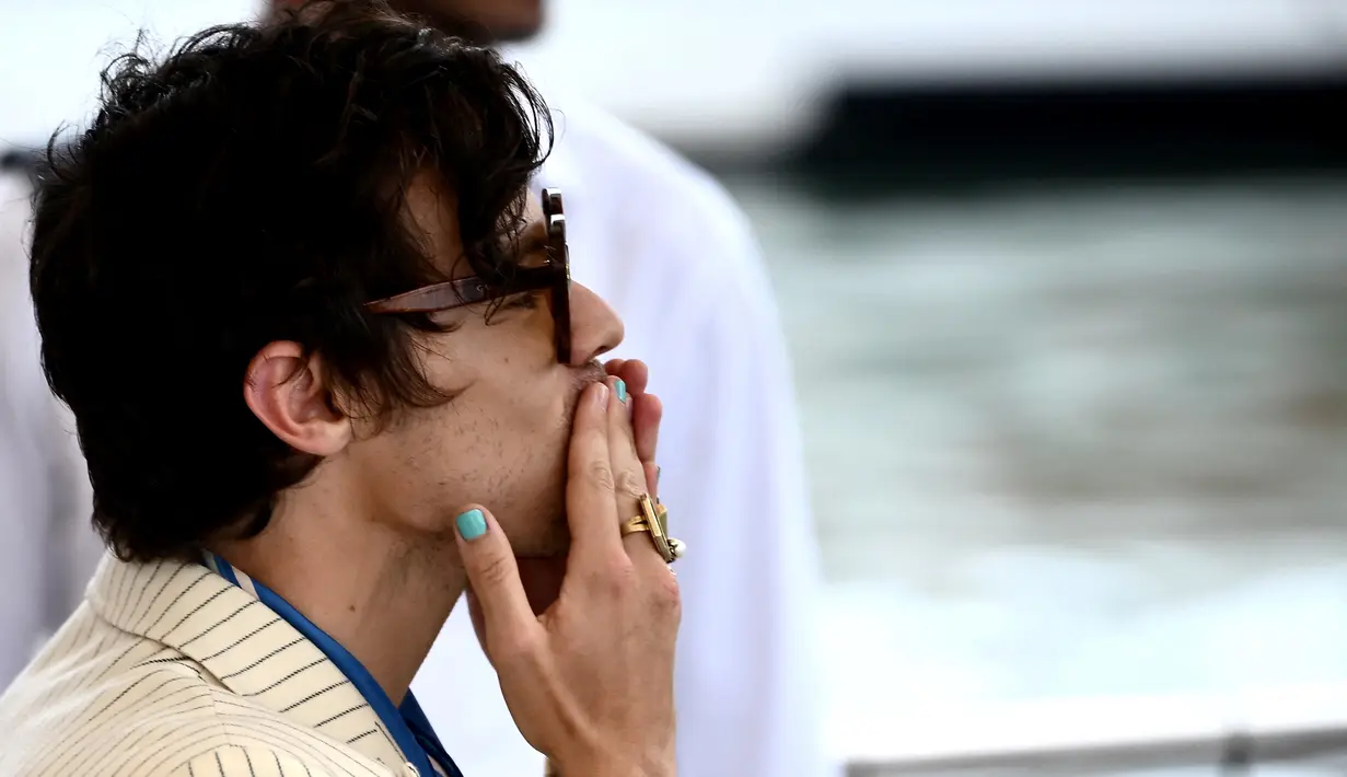 Harry Styles tiba di dermaga Hotel Excelsior selama Venice Film Festival 2022 ke-79 di Venesia, Italia (5/9/2022). Harry Styles datang bersama pasangannya Olivia Wilde yan datang secara terpisah ke acara tersebut. (AFP/Marco Bertorello)