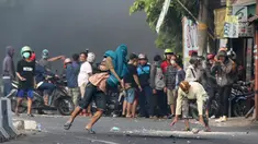 Massa melempar batu ke arah aparat keamanan saat terjadi bentrok di kawasan Slipi, Jakarta Barat, Rabu (22/5/2019). Kerusuhan ini buntut aksi 22 Mei menolak hasil Pilpres 2019 yang diumumkan oleh KPU. (Liputan6.com/Gempur Muhammad Surya)