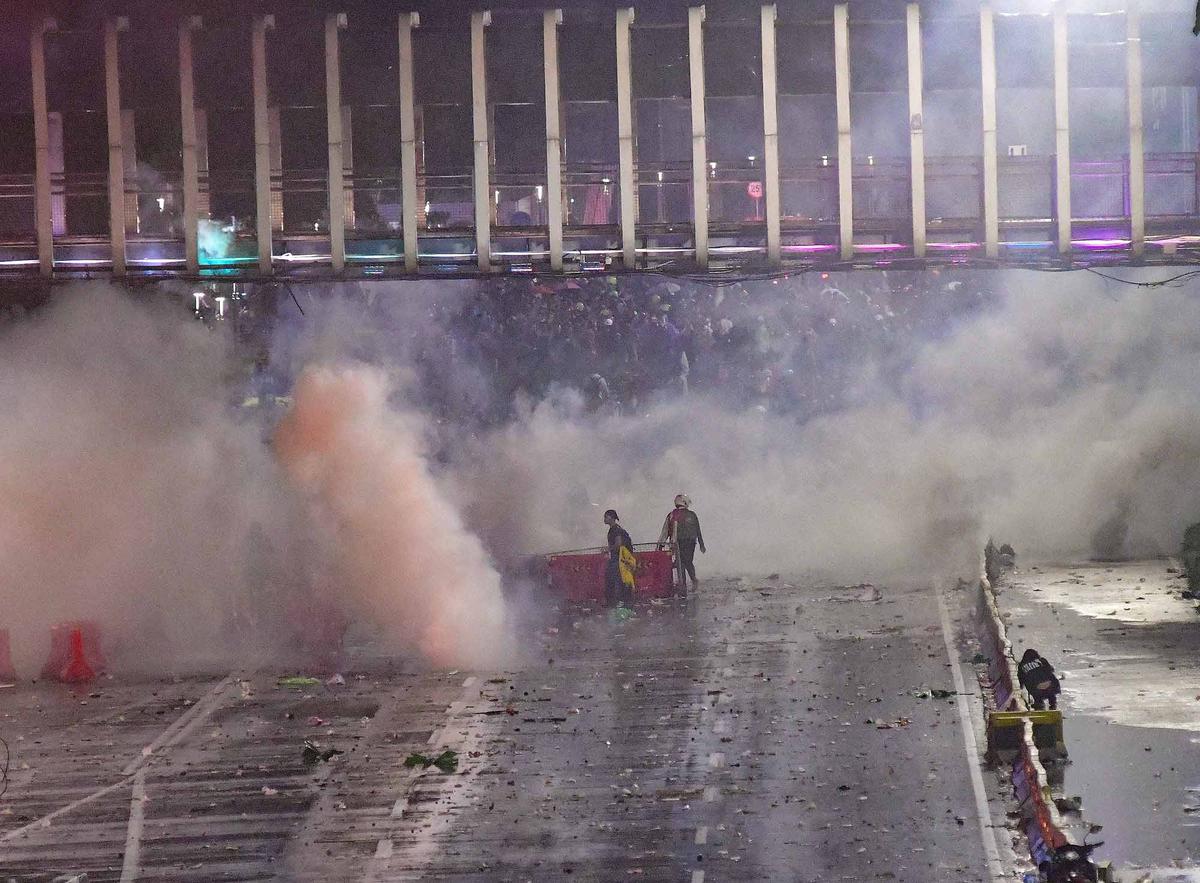 FOTO: Gas Air Mata dan Hujan Deras Paksa Massa Bubarkan Diri di Depan Polda Metro Jaya
