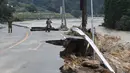 Jalan raya rusak setelah hujan lebat melanda Kumamura, Prefektur Kumamoto, Jepang, Sabtu (4/7/2020). Hujan deras memicu banjir dan tanah longsor di sejumlah wilayah Jepang. (Kyodo News via AP)