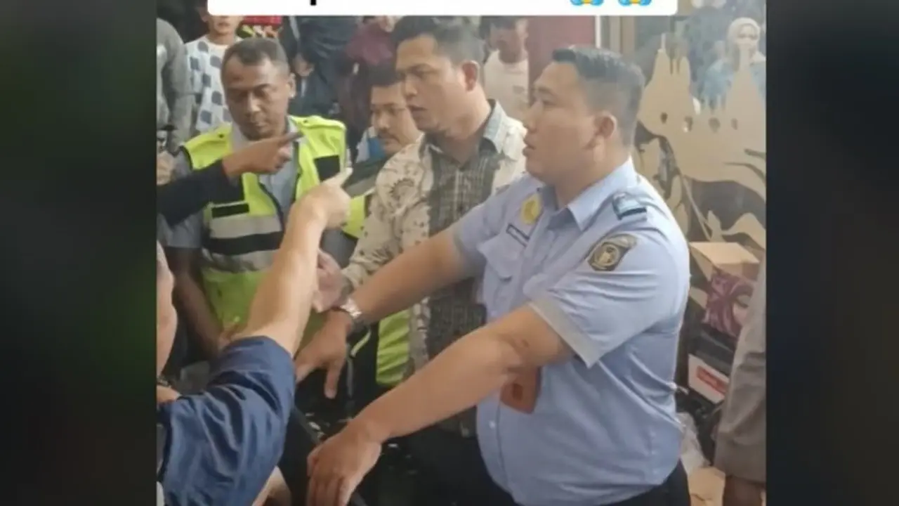 Viral Video Penumpang Lion Air Jakarta-Makassar Rusuh karena Diduga Delay 9 Jam Lebih.  foto: TikTok @raja16820