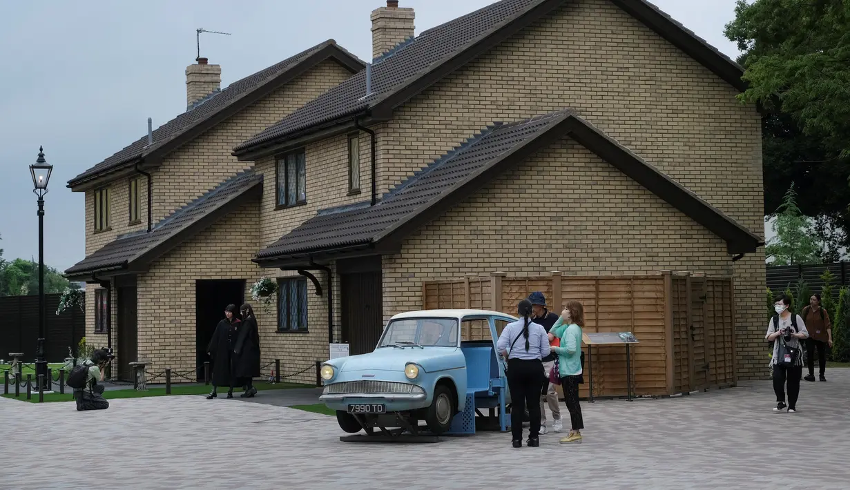 Taman hiburan ini akan menampilkan rekonstruksi dari berbagai set ikonik dari kisah ini, termasuk Diagon Alley, Platform 9 ¾, dan Kementerian Sihir. Taman ini juga memiliki beragam restoran, kostum dan properti dari serial film serta toko suvenir. (Photo by Kazuhiro NOGI / AFP)