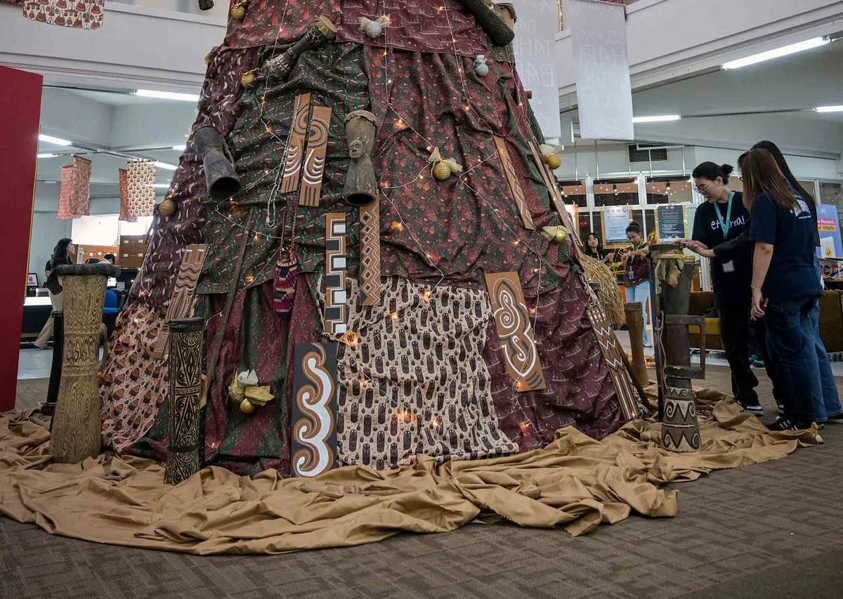 FOTO: Keren! Dekorasi Natal Berbasis AI Angkat Budaya Papua di Surabaya