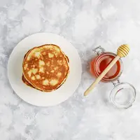 Ilustrasi pancake sederhana dengan saus madu | copyright freepik.com/azerbaijan_stockers