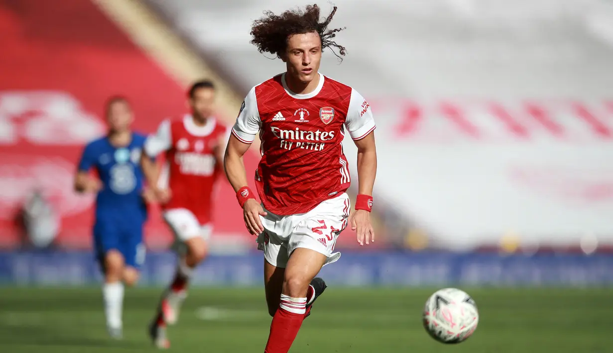 Pemain Arsenal, David Luiz menggiring bola pada laga Piala FA melawan Chelsea di Stadion Wembley, London, 1 Augustus 2020. Luiz bergabung dengan The Gunners pada 2019 lalu setelah diboyong dengan harga 8,7 juta euro. (AFP/Pool/Adam Davy)