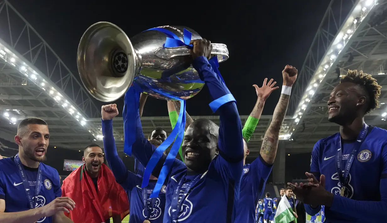 Gelandang Chelsea, N'Golo Kante mengangkat trofi Liga Champions saat merayakan juara usai mengalahkan Manchester City pada babak final Liga Champions di Stadion Dragao di Porto, Portugal, Minggu (30/5/2021).  Chelsea menang tipis atas City dengan skor 1-0. (AP Photo/Manu Fernandez, Pool)