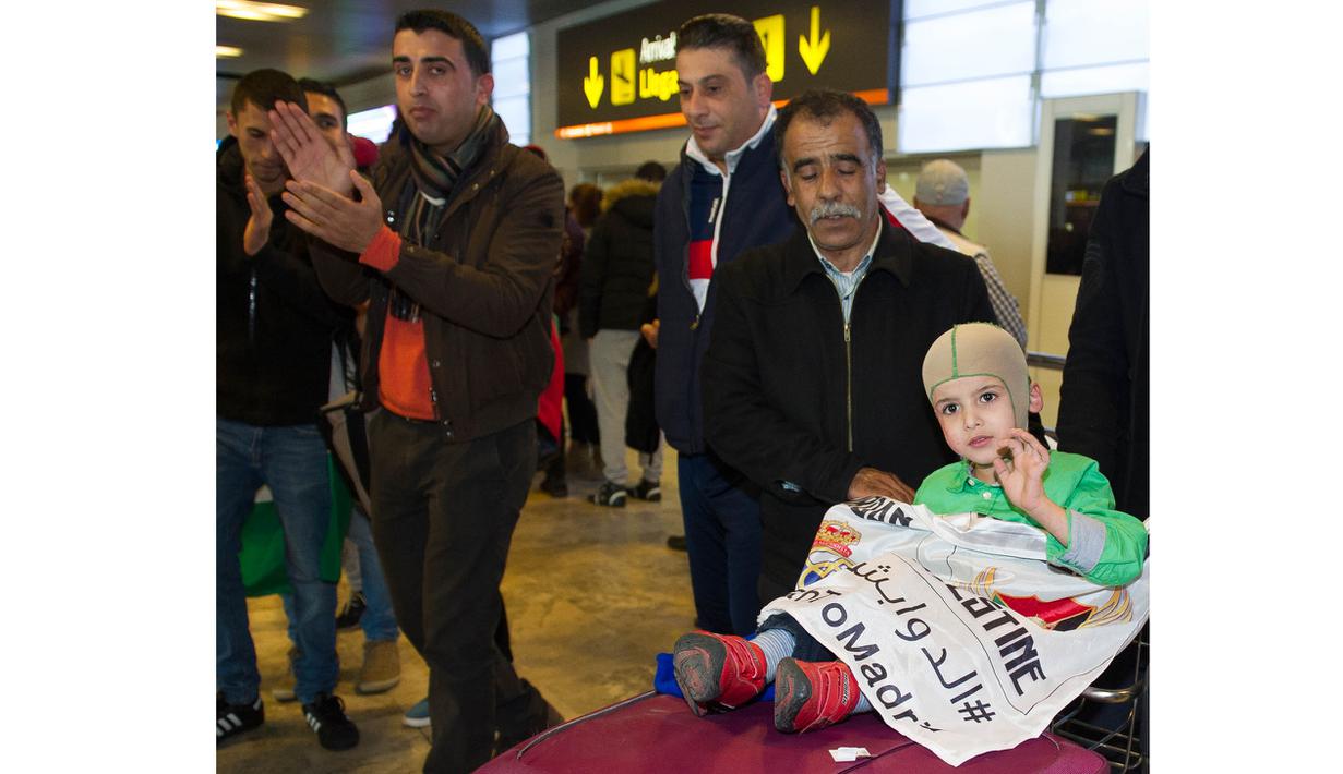 Ahmed Dawabsha menjadi buah bibir setelah dia mengenakan jersey Real Madrid milik sang Idola Cristiano Ronaldo tersebar di media sosial, saat ini dia tiba di Bandara Adolfo Suarez, Madrid, Rabu (16/3/2016).  (AFP/Curto De La Torre)